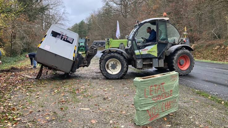 Des agriculteurs recouvrent une vingtaine de radars pour protester contre la hausse du carburant