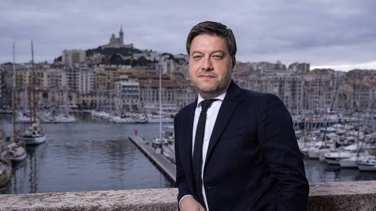 Benoît Payan devant le Vieux-Port de Marseille, photographie de portrait