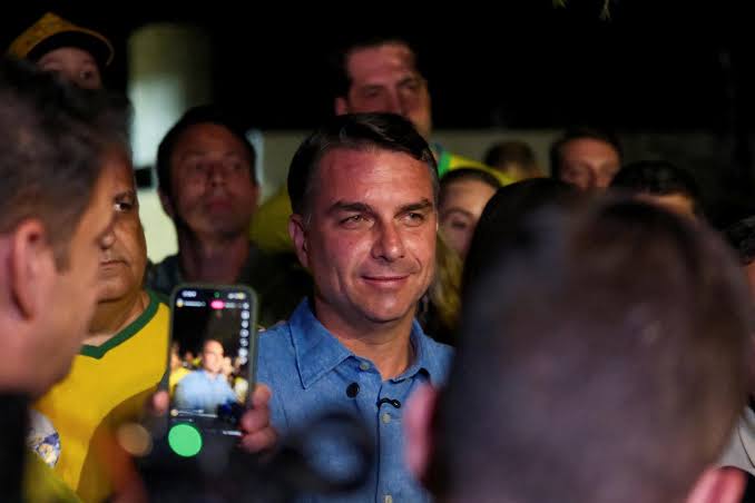 Brésil : Flávio Bolsonaro devance Lula au premier tour de la présidentielle