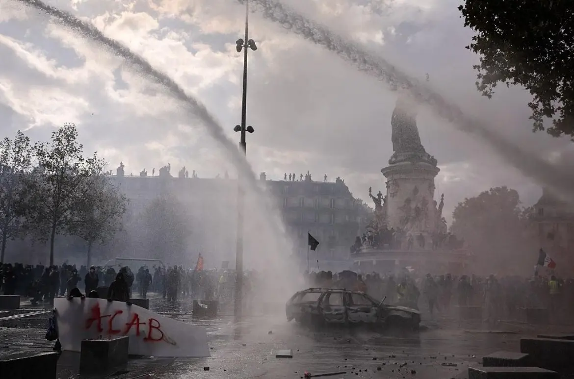 Canons à eau utilisés place de la République à Paris pendant les tensions du 17 octobre 2026