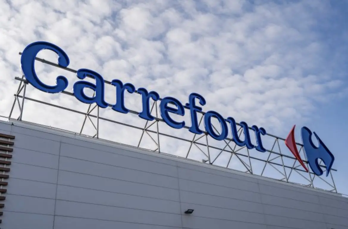 Logo Carrefour installé sur le toit d’un magasin du groupe, photo d’illustration