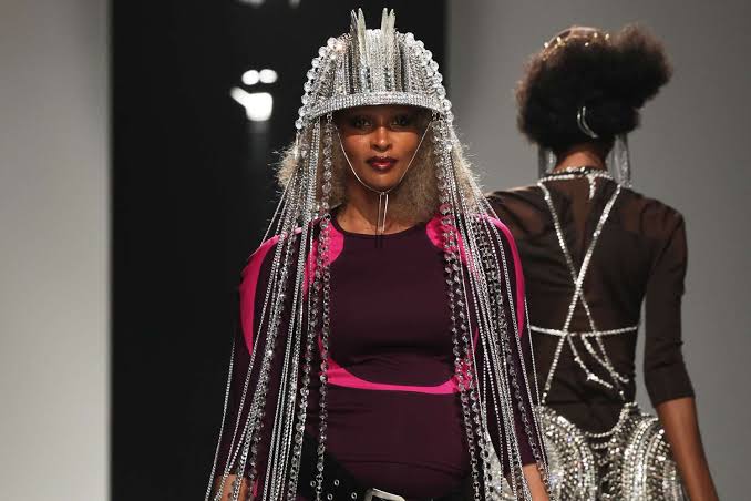 Enceinte de son cinquième enfant, Ciara défile par surprise à Paris