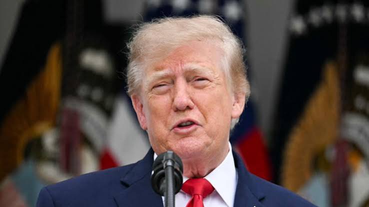 Donald Trump s'exprimant devant des journalistes