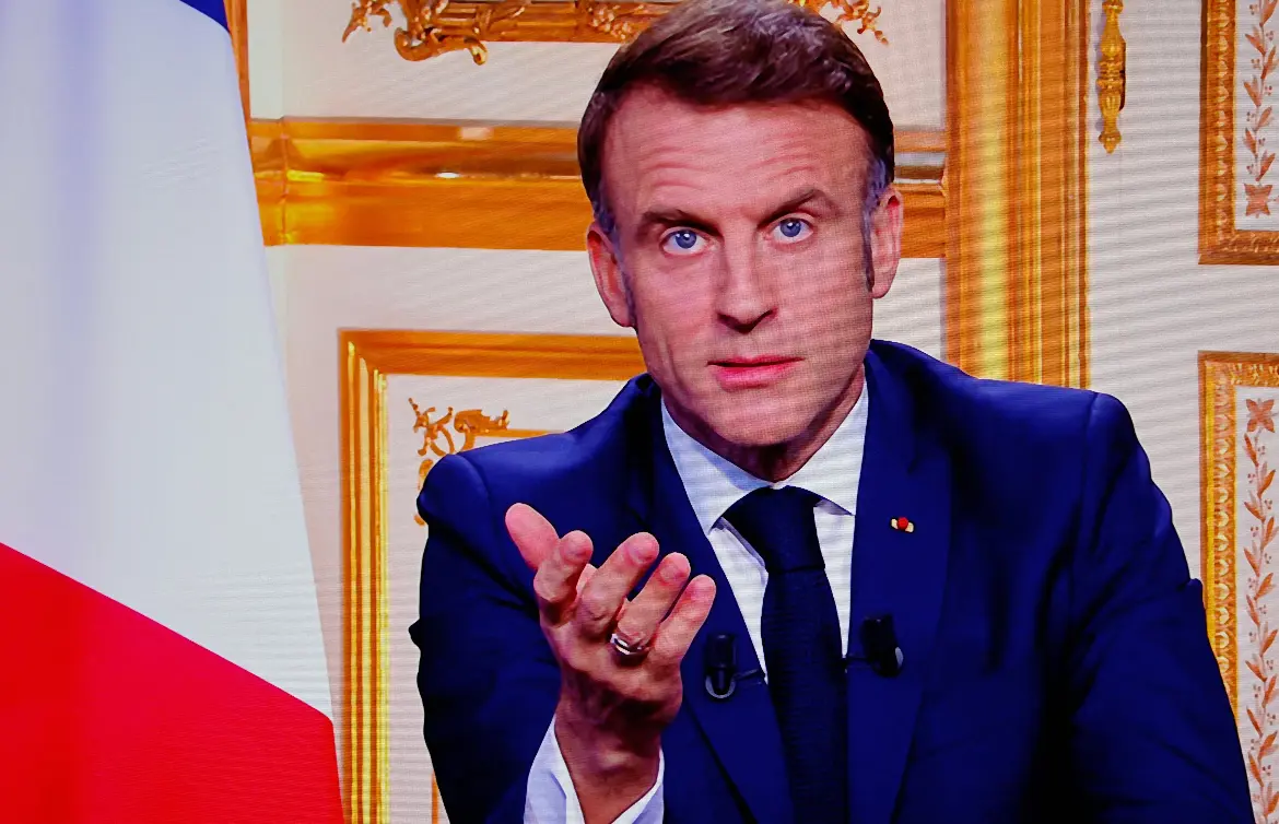 Emmanuel Macron s’adressant aux Français depuis l’Élysée le 18 octobre 2026, la main légèrement levée