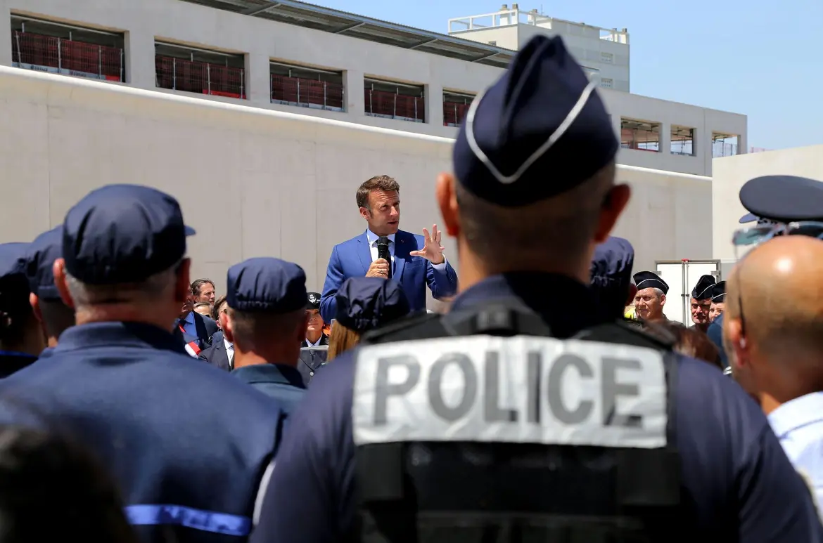 Emmanuel Macron prend la parole devant des policiers lors d’un déplacement antérieur