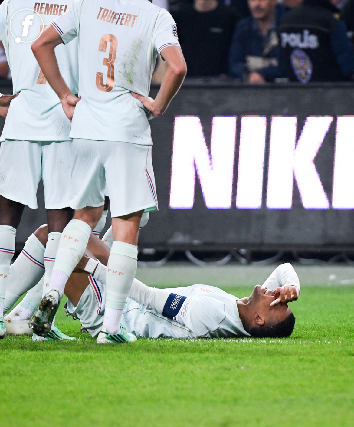Kylian Mbappé au sol après sa blessure