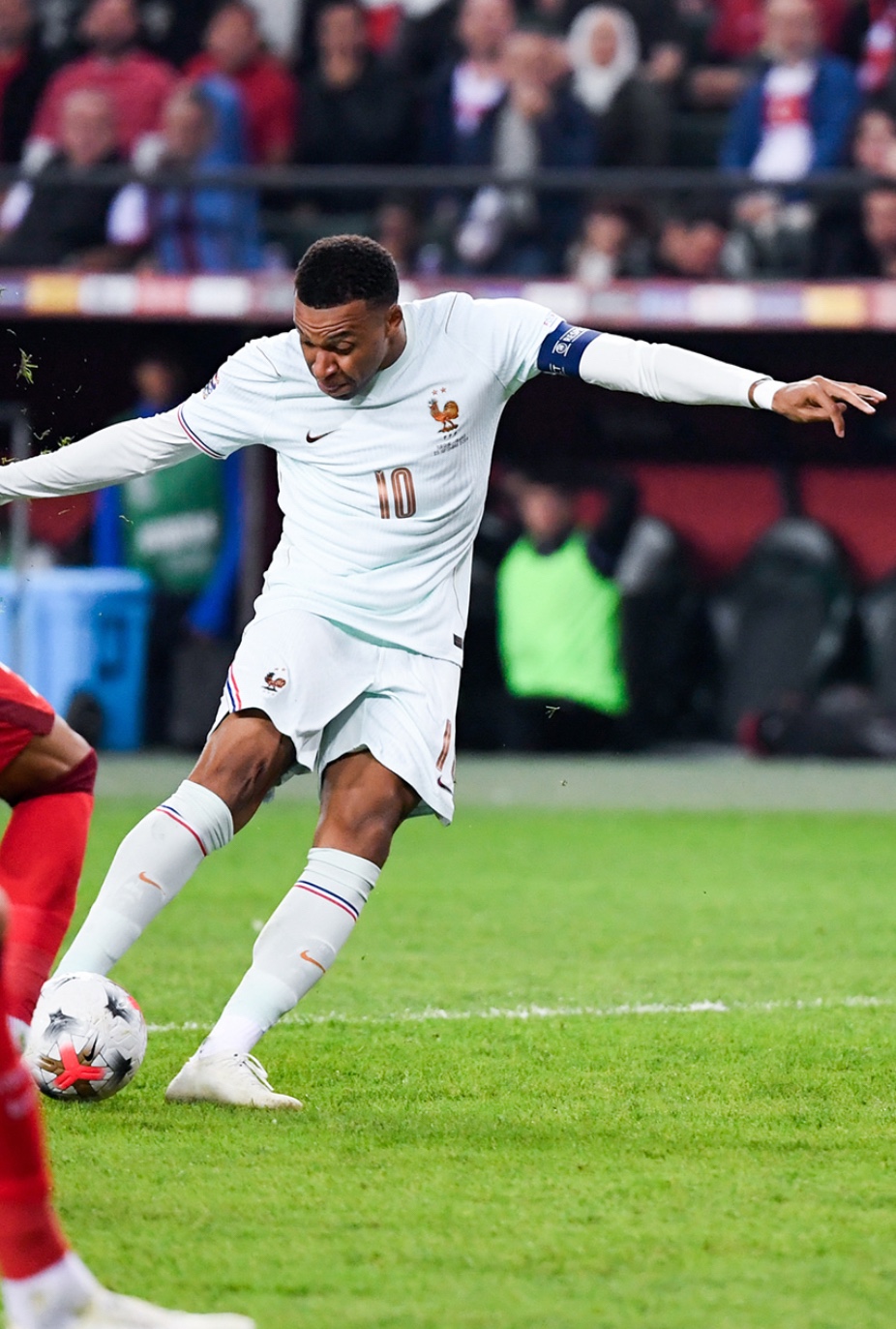 Kylian Mbappé balle au pied face à la Turquie