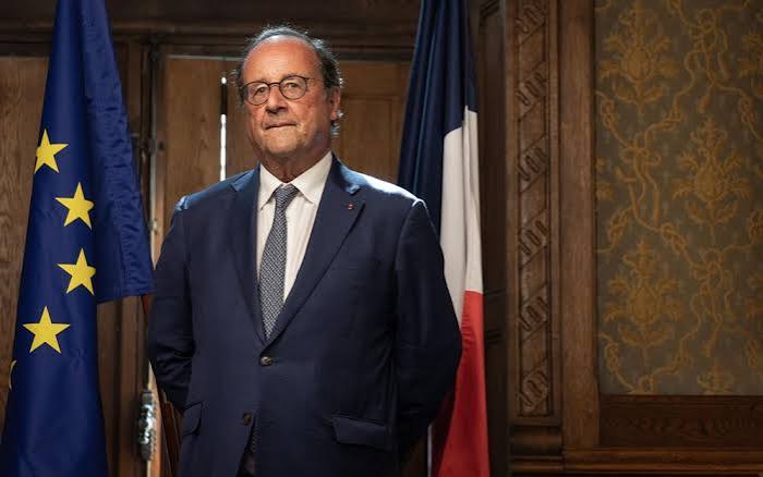 François Hollande devant les drapeaux français et européen, photographie de portrait