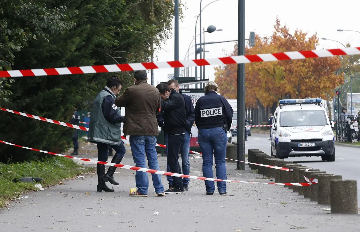 Enquêteurs de police derrière un périmètre de sécurité dans les Yvelines après la fusillade du 23 octobre 2026