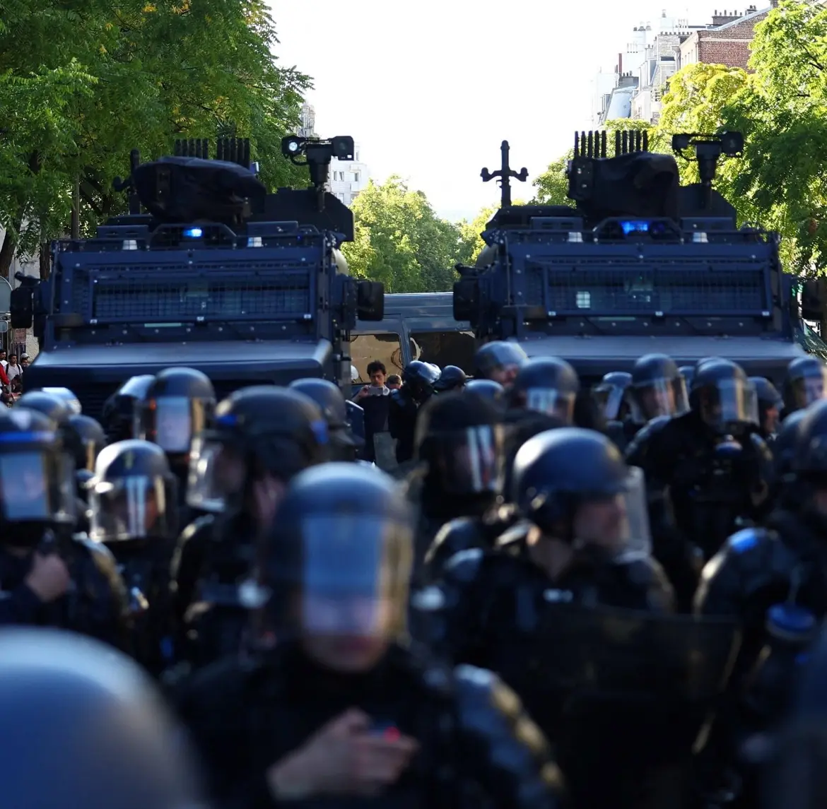 Forces de l’ordre devant deux véhicules blindés lors d’un précédent dispositif de sécurité, photo d’illustration