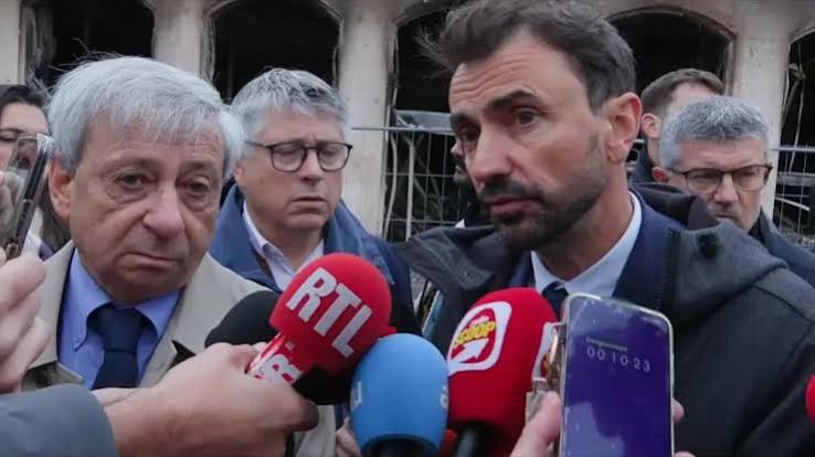 Grégory Doucet répondant aux journalistes à Lyon, photographie prise après les violences