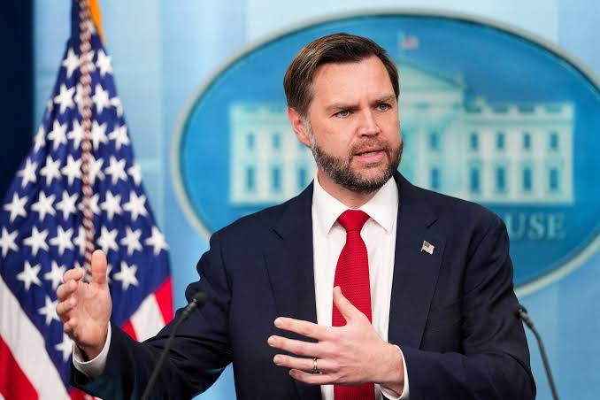 JD Vance s’exprimant devant le décor de la Maison-Blanche, photographie d’archives