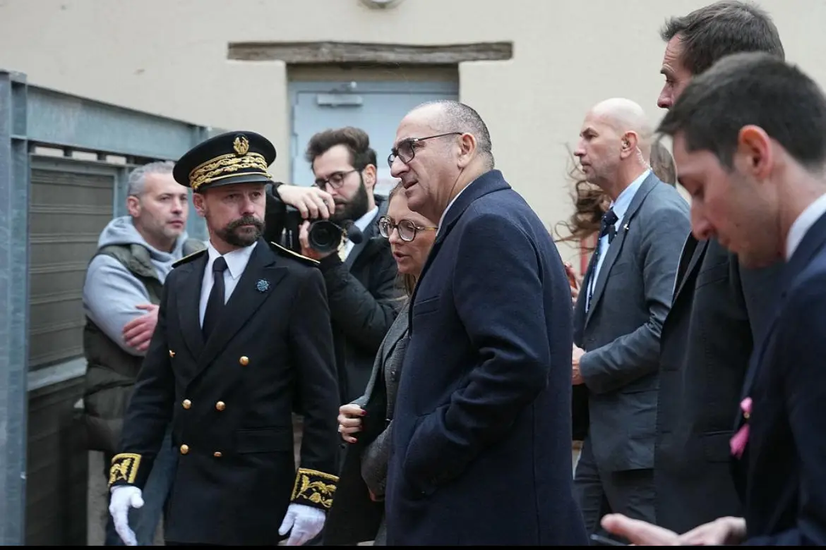 Laurent Nuñez échange avec des responsables lors d’un déplacement officiel