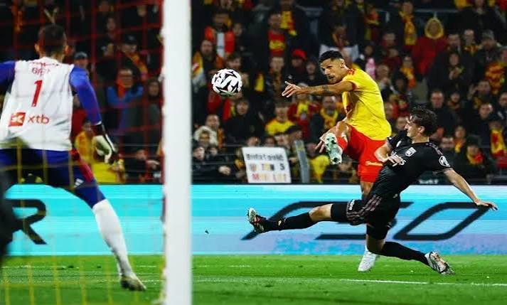 Ligue 1 : Lens bat Lyon 2-1 et met fin à son invincibilité