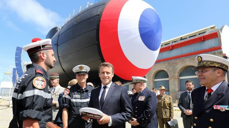Emmanuel Macron assiste au premier tir d'essai du missile stratégique M51.3