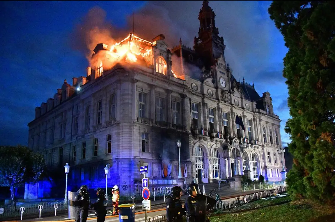 L’hôtel de ville de Limoges en flammes dans la nuit du 17 octobre 2026