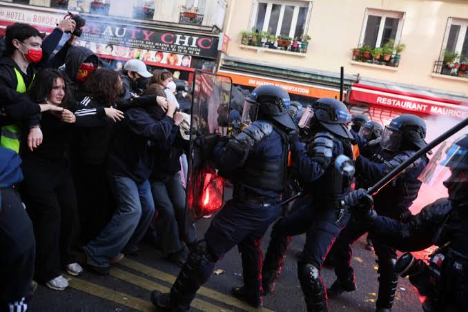Policiers et manifestants dans une rue parisienne pendant la mobilisation du 17 octobre