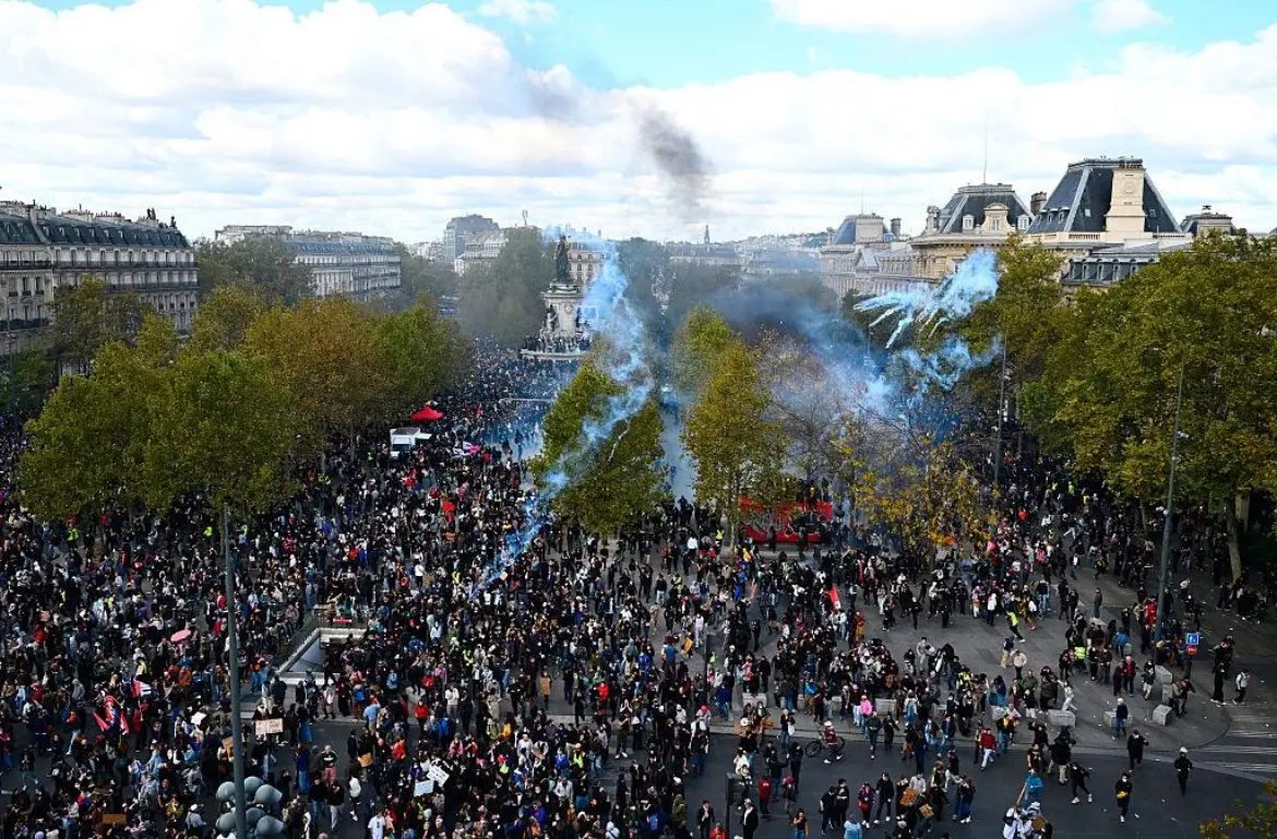 Vue générale de la foule et des fumées place de la République à Paris le 17 octobre 2026