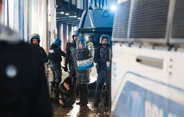 Des policiers italiens en tenue antiémeute près d’un véhicule de la Polizia, photographie d’illustration