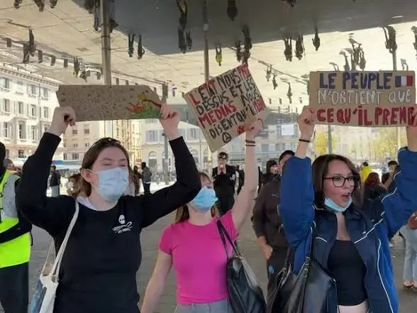 Des manifestantes tenant des pancartes sous l’Ombrière du Vieux-Port à Marseille, photographie d’illustration