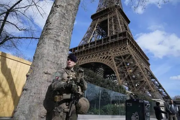 Un militaire français de l’opération Sentinelle en patrouille près de la tour Eiffel, photographie d’illustration