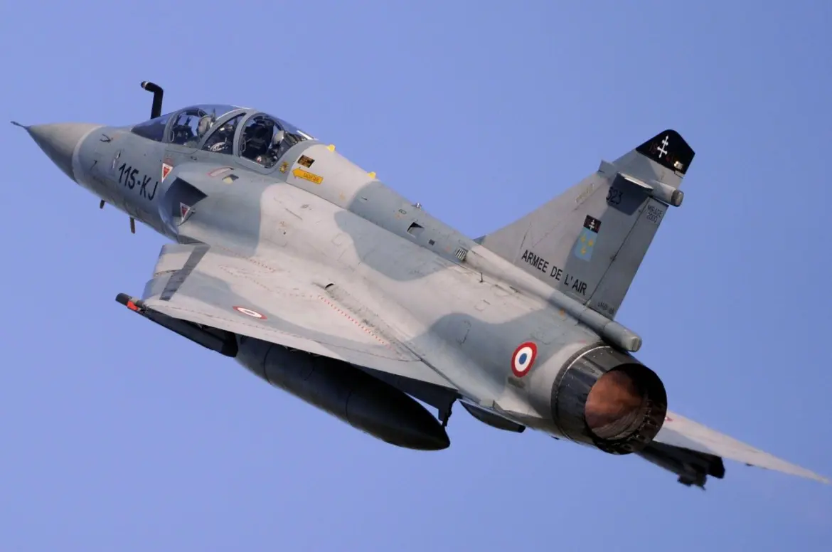 Un avion de combat Mirage 2000D de l’armée de l’Air et de l’Espace en vol, photo d’illustration