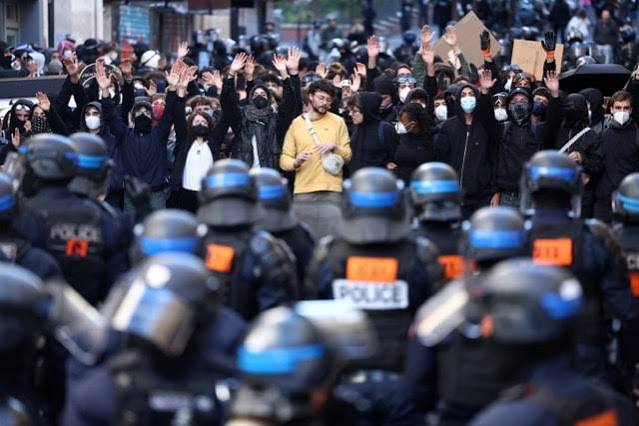 Manifestants faisant face à une ligne de policiers pendant la mobilisation du 17 octobre