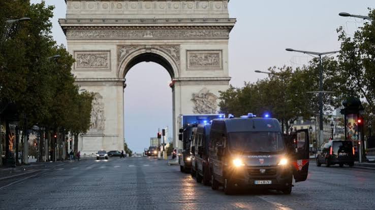 Véhicules des forces de l'ordre près de l'Arc de Triomphe à Paris
