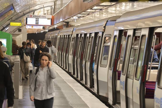 Une rame de métro parisien à quai, photographie de contexte