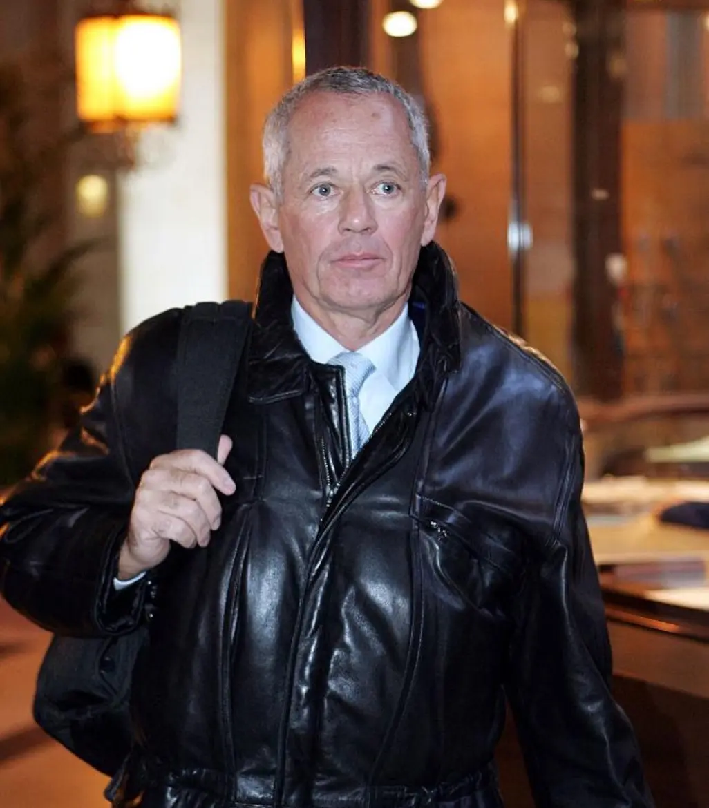 Portrait d’archives de Paul Barril portant un blouson noir