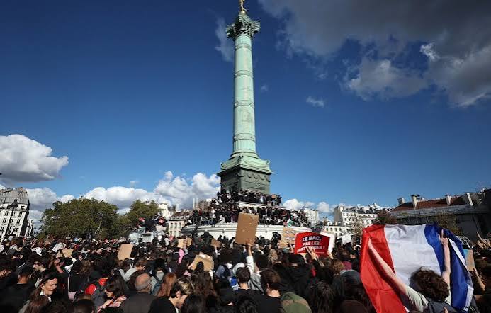 Paris : la tension monte à Bastille, des violences éclatent lors de la mobilisation lycéenne