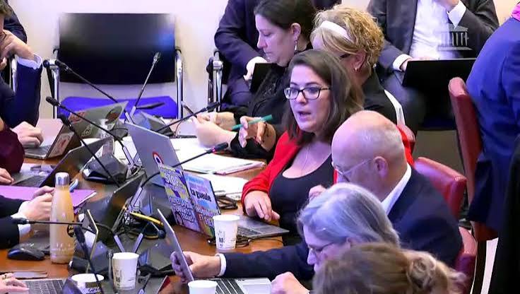 Réunion d'une commission parlementaire à l'Assemblée nationale