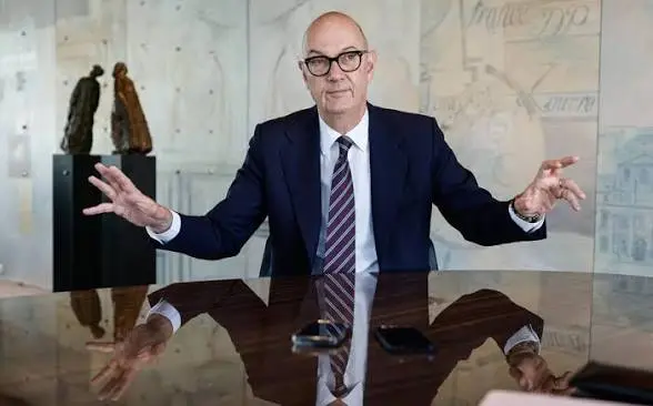 Roland Lescure assis derrière un bureau lors d’un entretien, photographie d’illustration