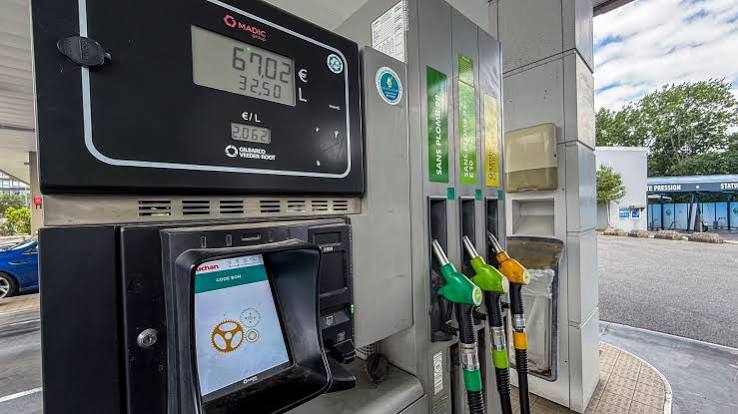 Le pétrole dépasse 100 dollars : quelles conséquences possibles sur les carburants ?