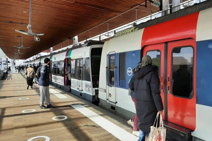 Une rame du RER B en gare en Île-de-France