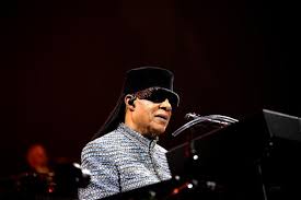 Stevie Wonder au piano pendant un concert
