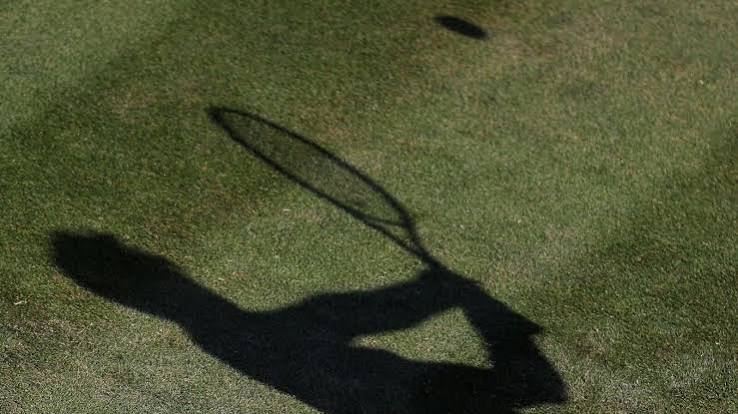 Ombre d'un joueur de tennis et de sa raquette sur un court, image d'illustration réelle