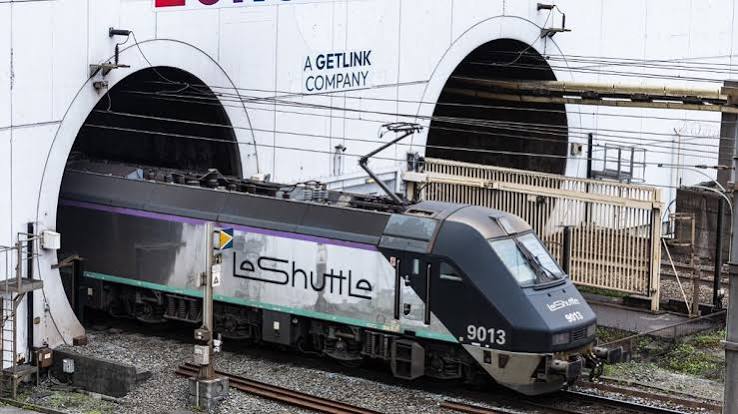 Une locomotive LeShuttle à l'entrée du tunnel sous la Manche, photographie de contexte