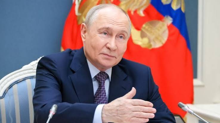 Vladimir Poutine lors d'une réunion officielle, photographie de contexte ; aucune usine Tarkett n'est visible