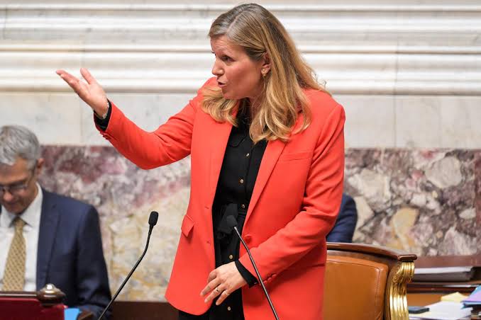 Yaël Braun-Pivet au perchoir de l’Assemblée nationale, vêtue d’une veste rouge, photographie d’archives
