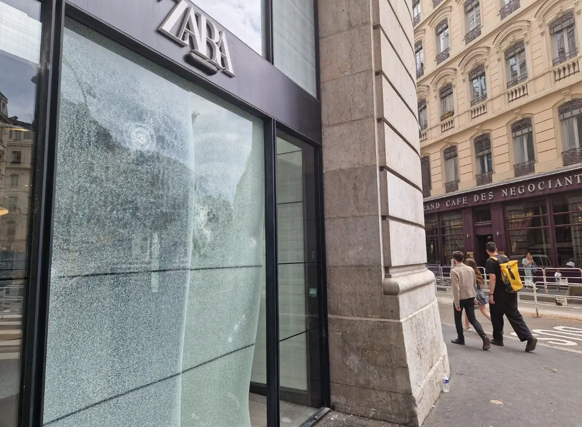 Vitrine brisée d’un magasin Zara à Lyon après les pillages du 17 octobre 2026