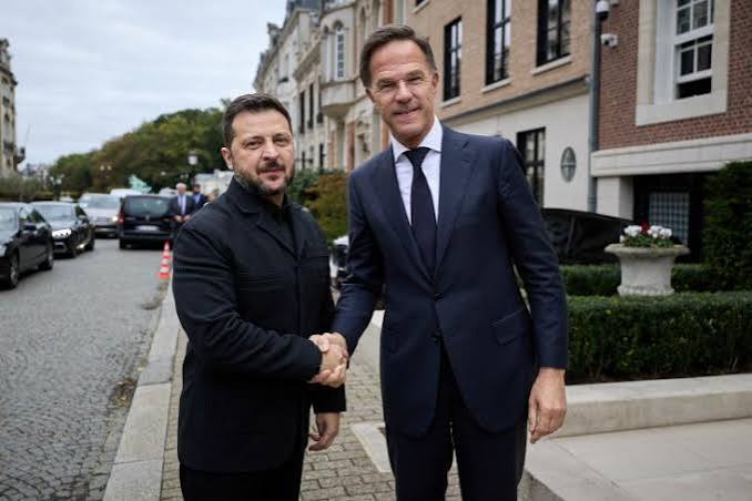 Volodymyr Zelensky et Mark Rutte lors d'une rencontre officielle ; Donald Trump et la raffinerie ne figurent pas sur la photo